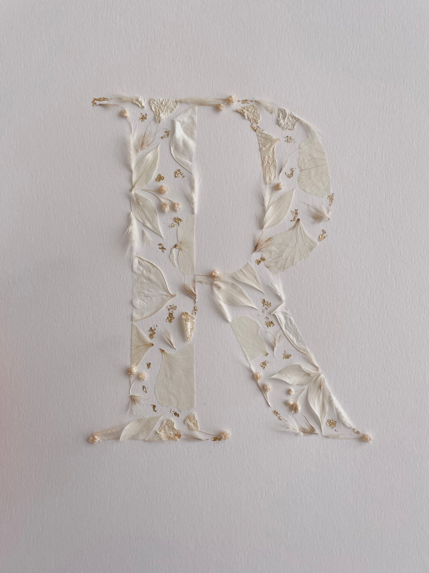 Monogramm, Initialen aus gepressten Blüten, Herbarium